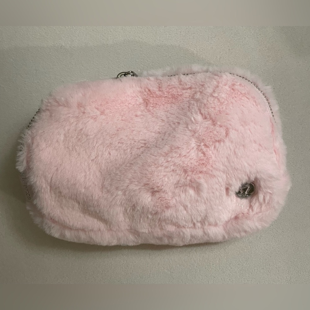 Lululemon NWT Everywhere Belt Bag Plush Fleece Strawberry Milkshake Pink 1L - Picture 6 of 11